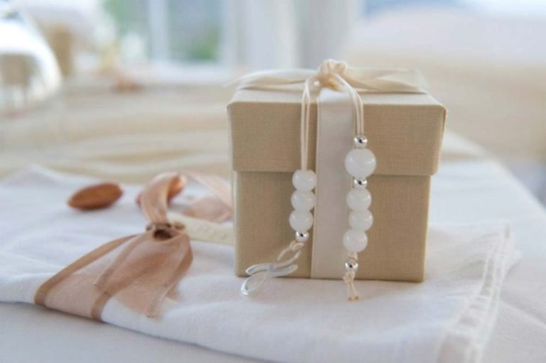 Invitations and favors: details of the wedding